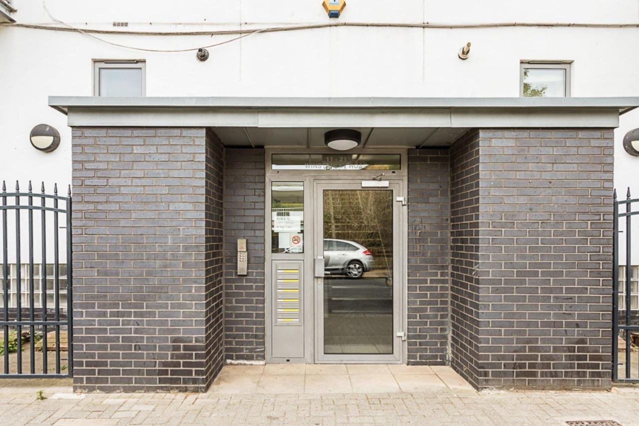 In Trendy Clapham Junction Apartment London