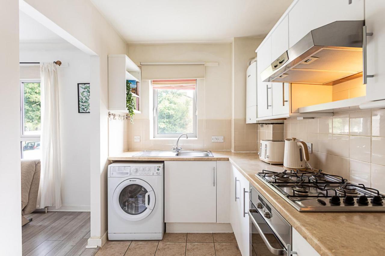 In Trendy Clapham Junction Apartment London