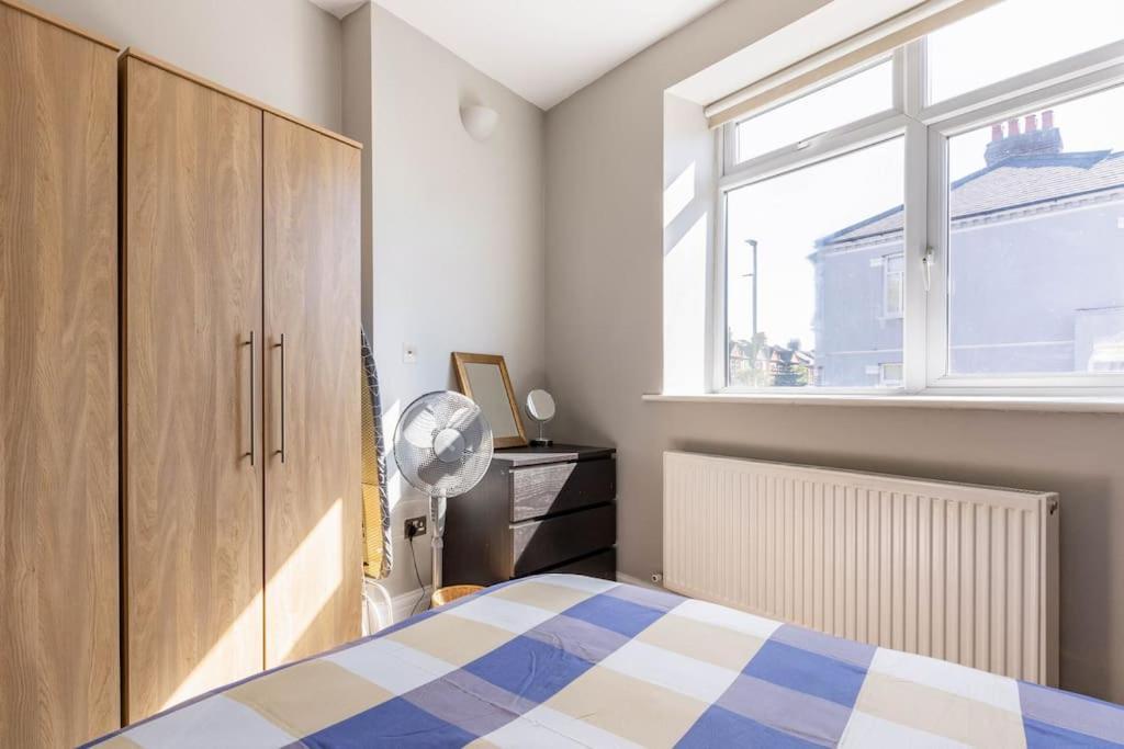 Spacious 2 Bed 2 Bath With Free Parking For 2 Cars And Underground Station Zone 2 For Quick Access To Up To 10 Guests Londra