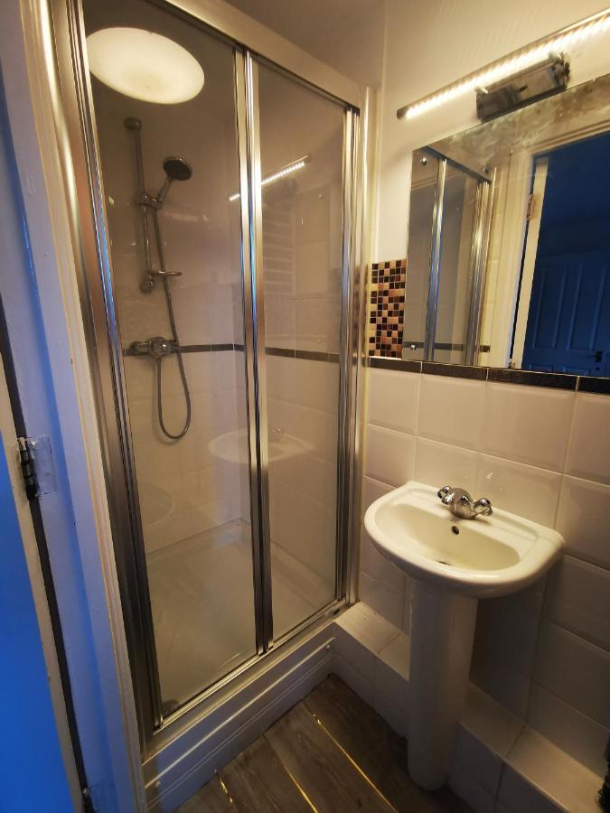 2 Bed 2 Bath - Free Parking - 3min Walk To The Train Station - 19min To Liverpool Street 5min To Victoria Line 1gb Broadband Super Fast Internet Ground Floor 100s Of Shops Restaurants Bakeries 24-hour Asda Superst Lägenhet London
