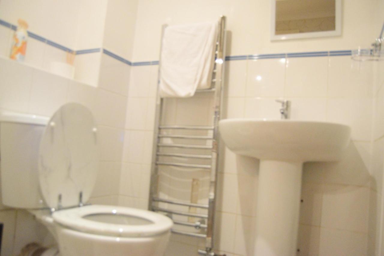 Remarkable 2-bedroom With An Ensite * London