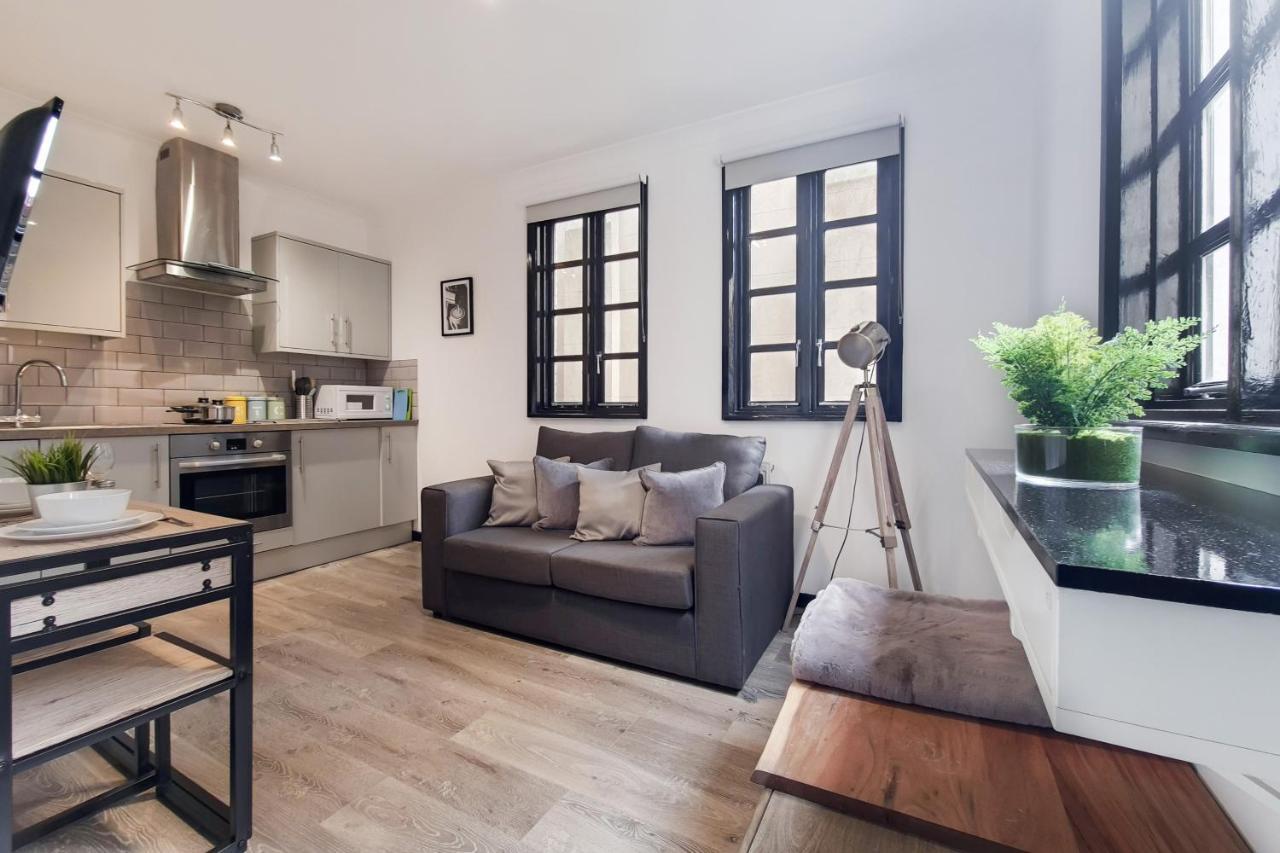 Langdon Brooks * London