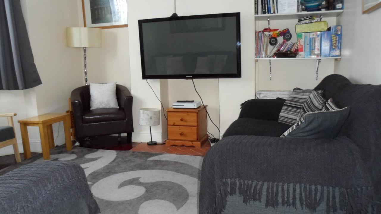 Ferienhaus Bubblesbnb 7 Bedroom House, 16 Beds, Sleeps 22 London