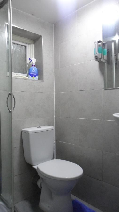 Feriehus Bubblesbnb 7 Bedroom House, 16 Beds, Sleeps 22 London