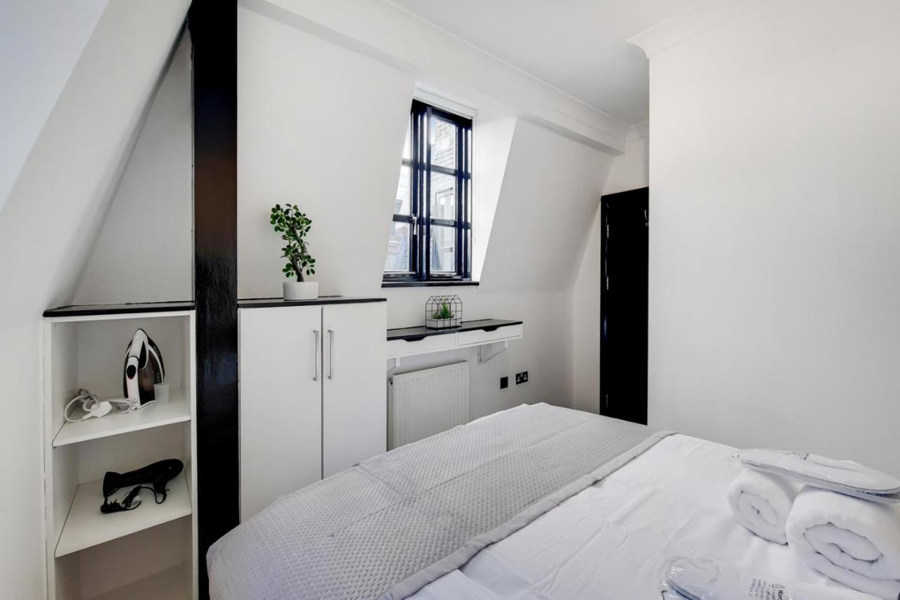 Langdon Brooks * London