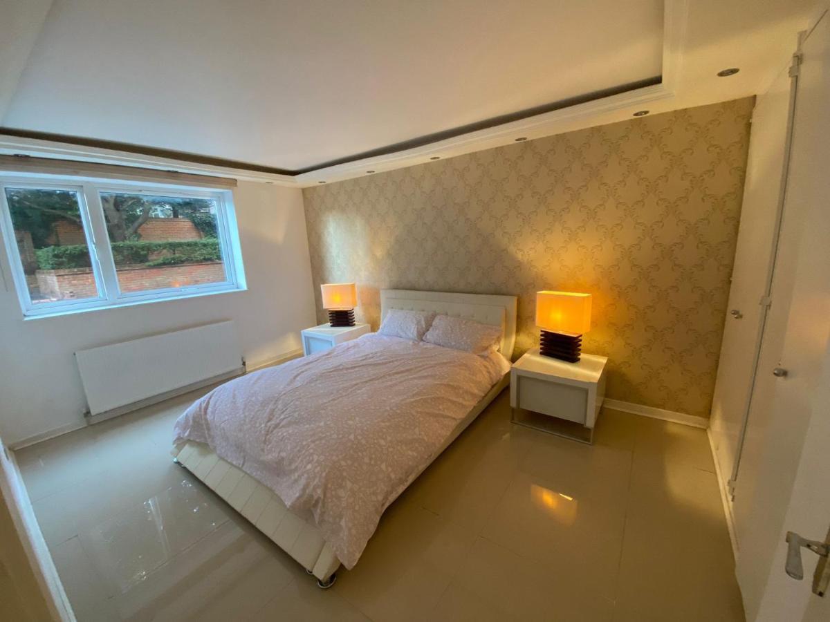 Lovely 2-bedroom Flat Facing Wimbledon Park Lejlighed