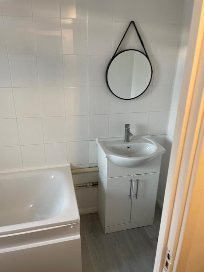 One Bedroom Flat Near Vauxhall Train Station * London