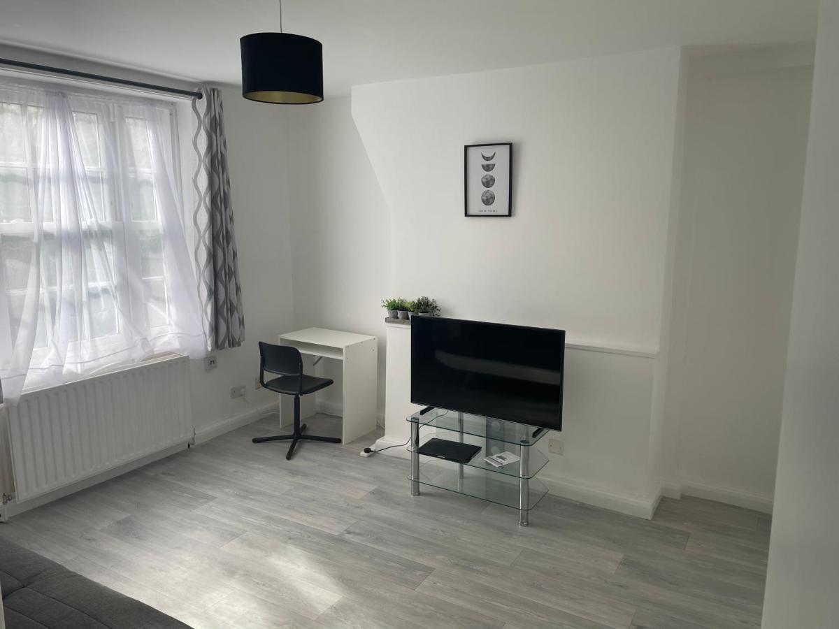 Apartment One Bedroom Flat Near Vauxhall Train Station *