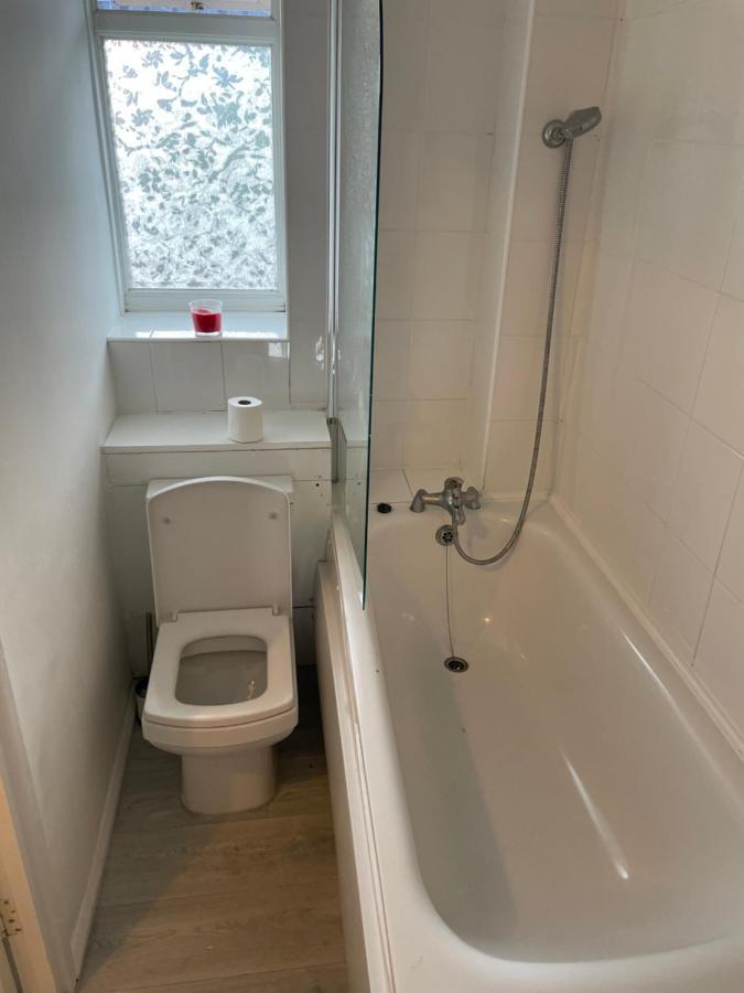 One Bedroom Flat Near Vauxhall Train Station