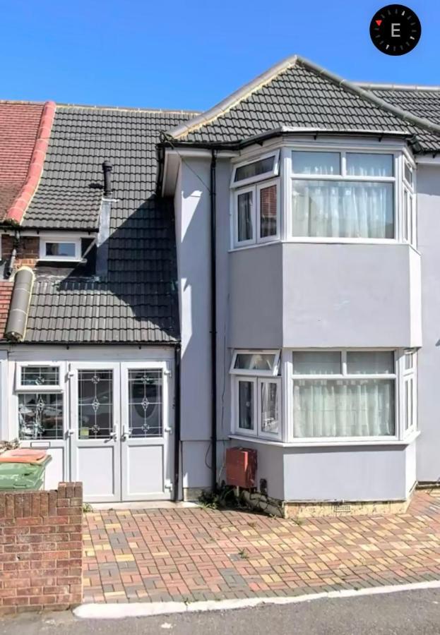 Hameway House- Stunning 4 Bedroom House With A Spacious Kitchen London