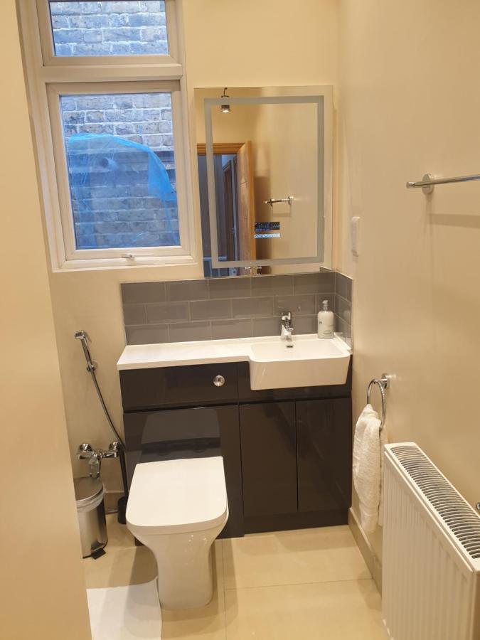 Luxury Spacious 2 Bedroom 4 Mins From Ilford Stn. Free Parking * London