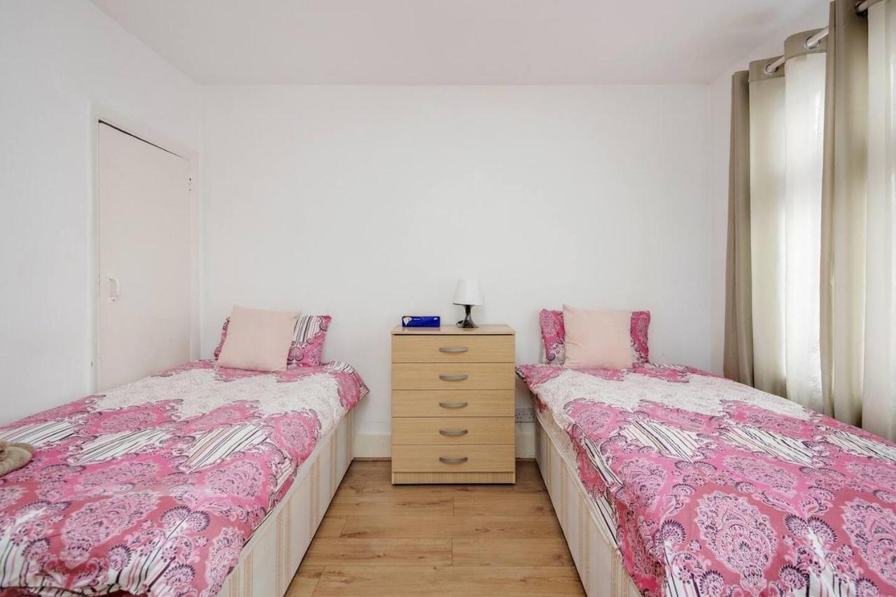 Feriehus Impeccable And Welcoming 3-bed House In London