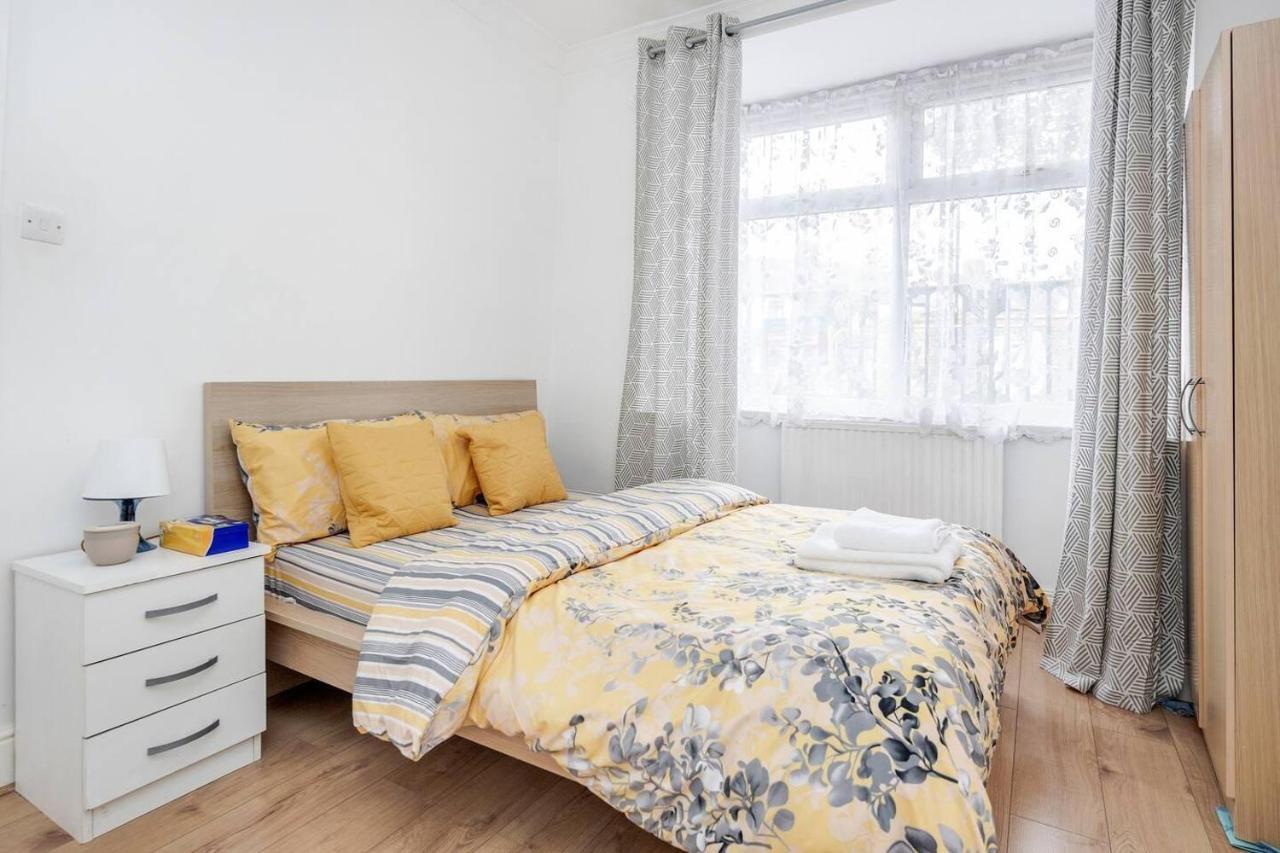 Impeccable And Welcoming 3-bed House In Feriehus London