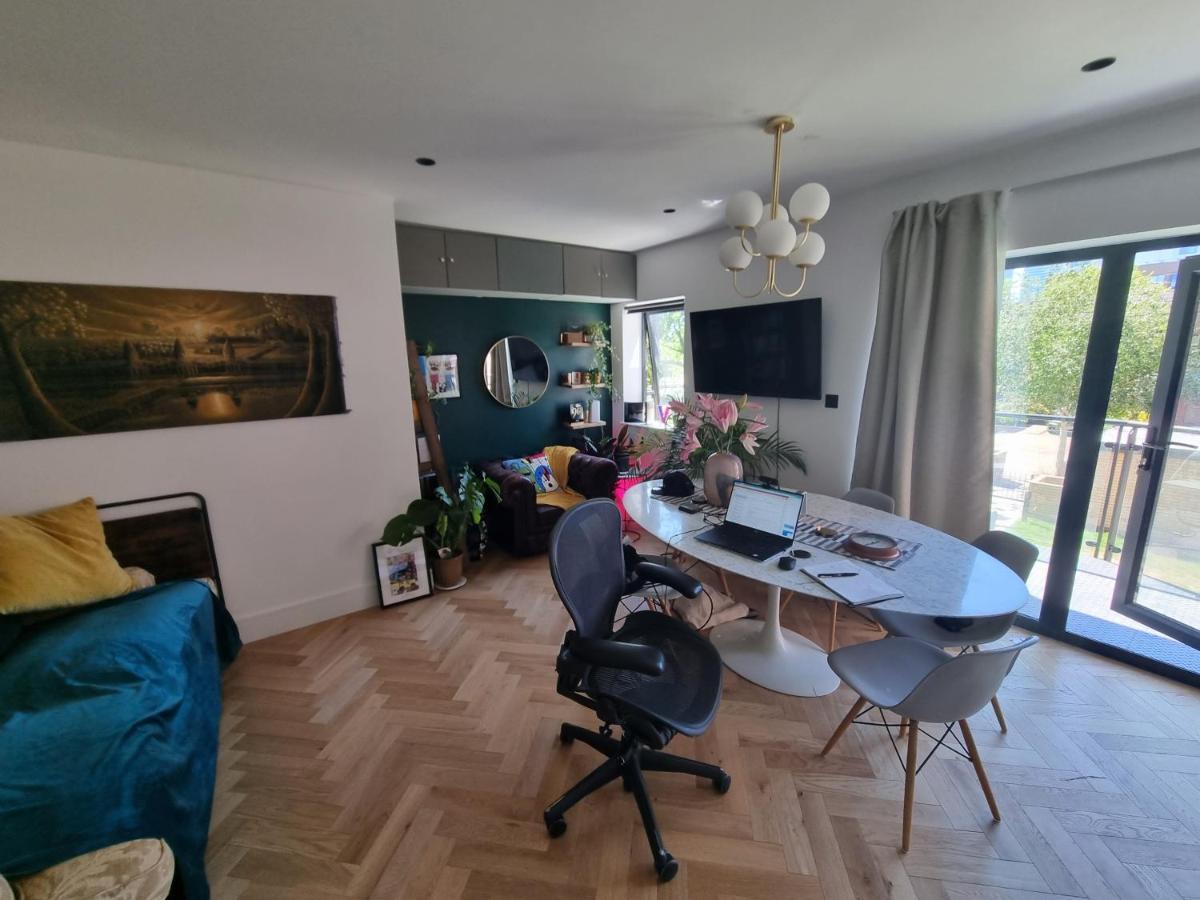 Bright Spacious In The Park Londra