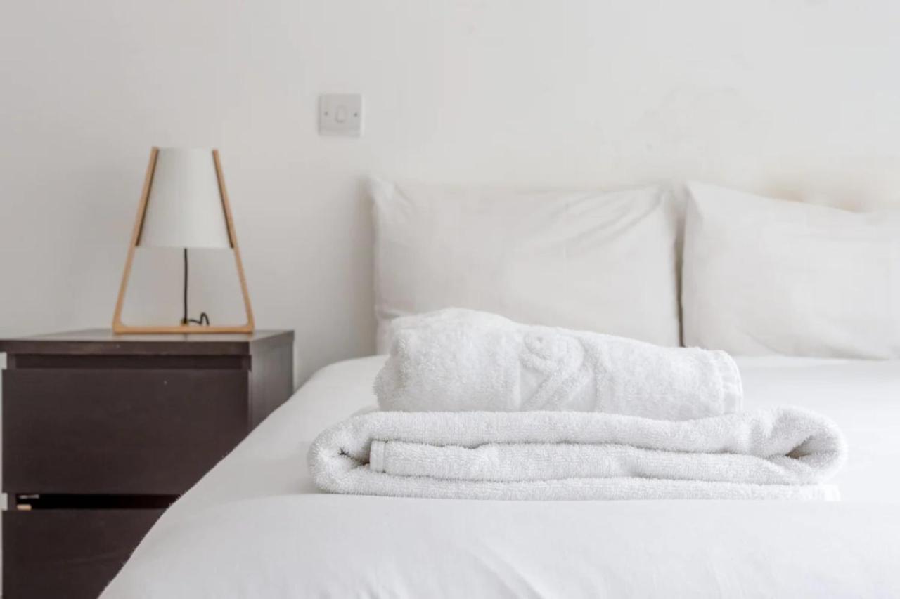 Spacious 1 Bed Near Shoreditch Park Lägenhet