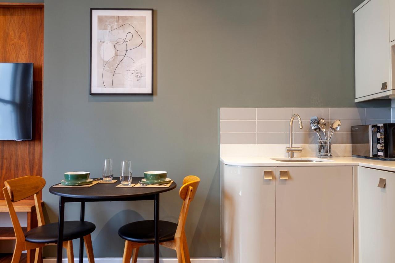 Bright & Spacious 1bdr Apt Near Lakeside Road Appartement Londen