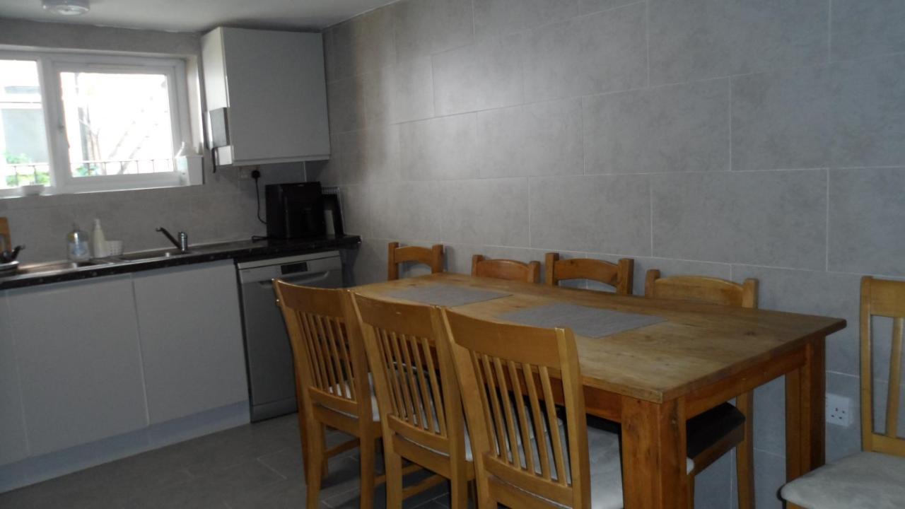 Feriehus Bubblesbnb 7 Bedroom House, 16 Beds, Sleeps 22 London