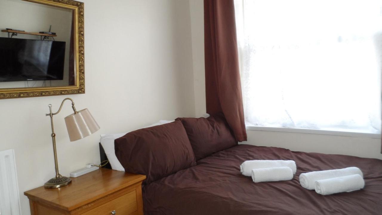 Bubblesbnb 7 Bedroom House, 16 Beds, Sleeps 22 Feriehus London