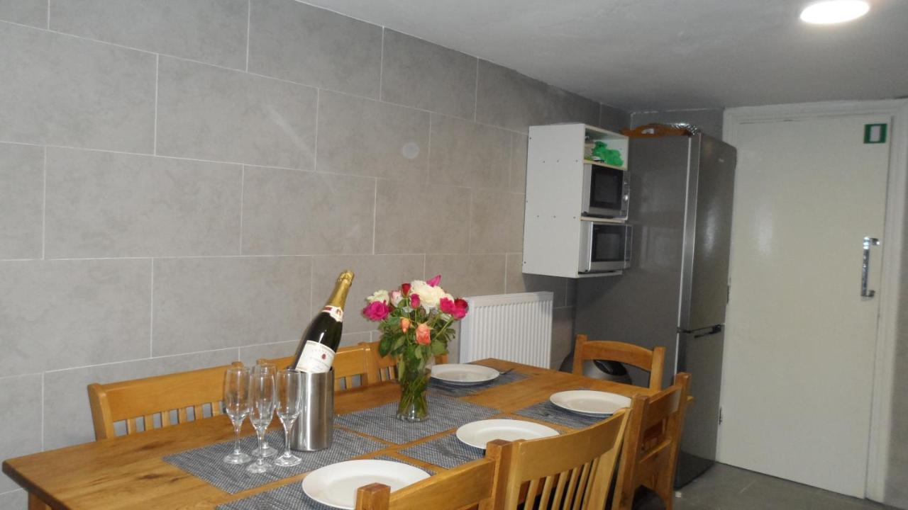 Bubblesbnb 7 Bedroom House, 16 Beds, Sleeps 22 Feriehus *
