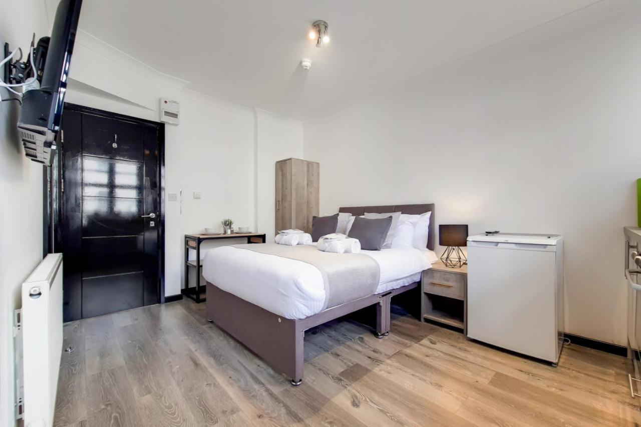 Langdon Brooks * London