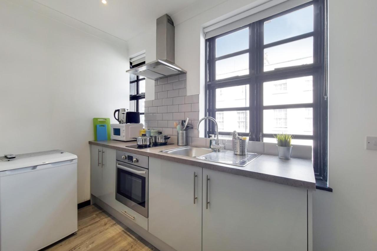 Langdon Brooks * London