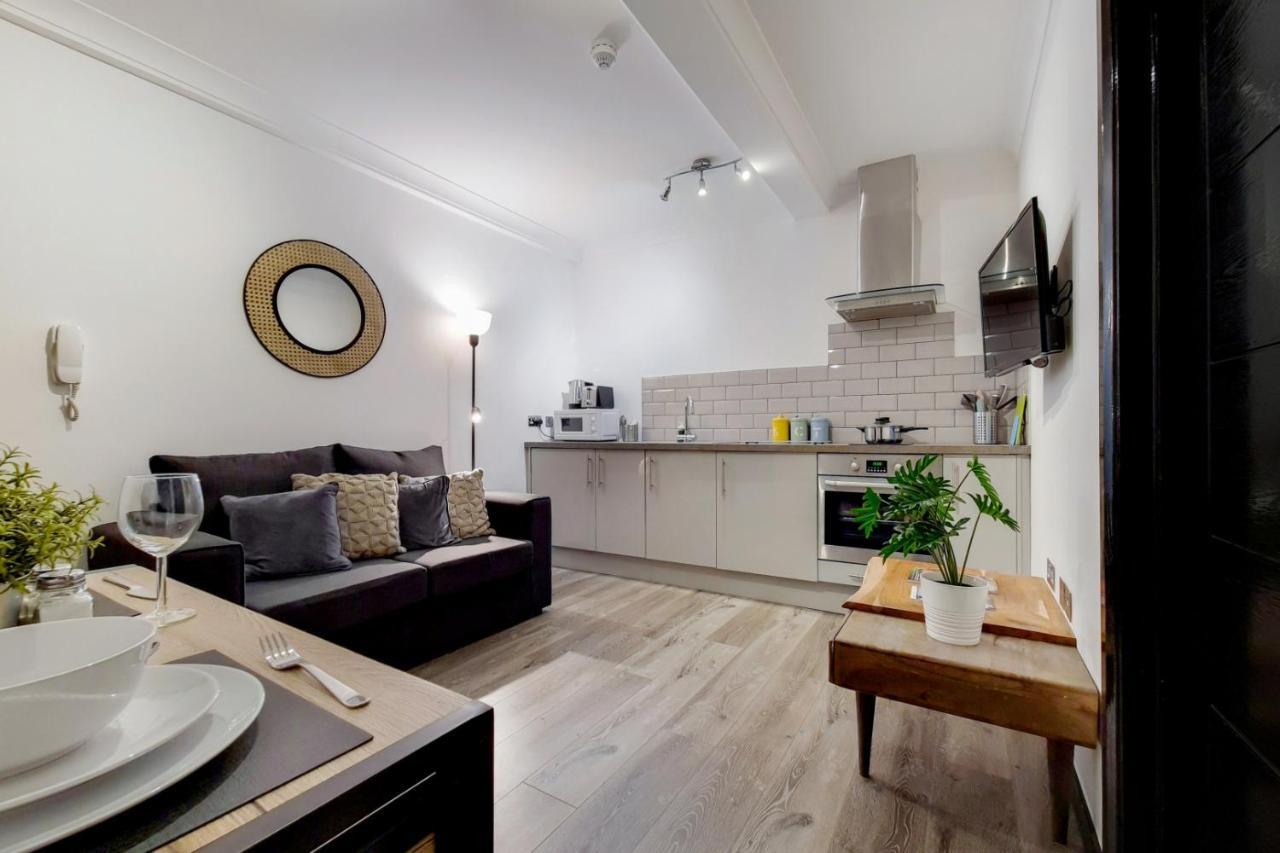 Langdon Brooks * London