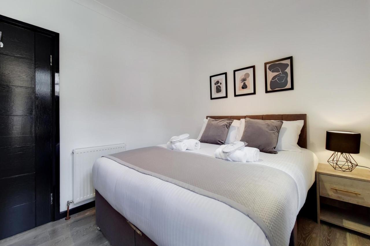 Langdon Brooks * London