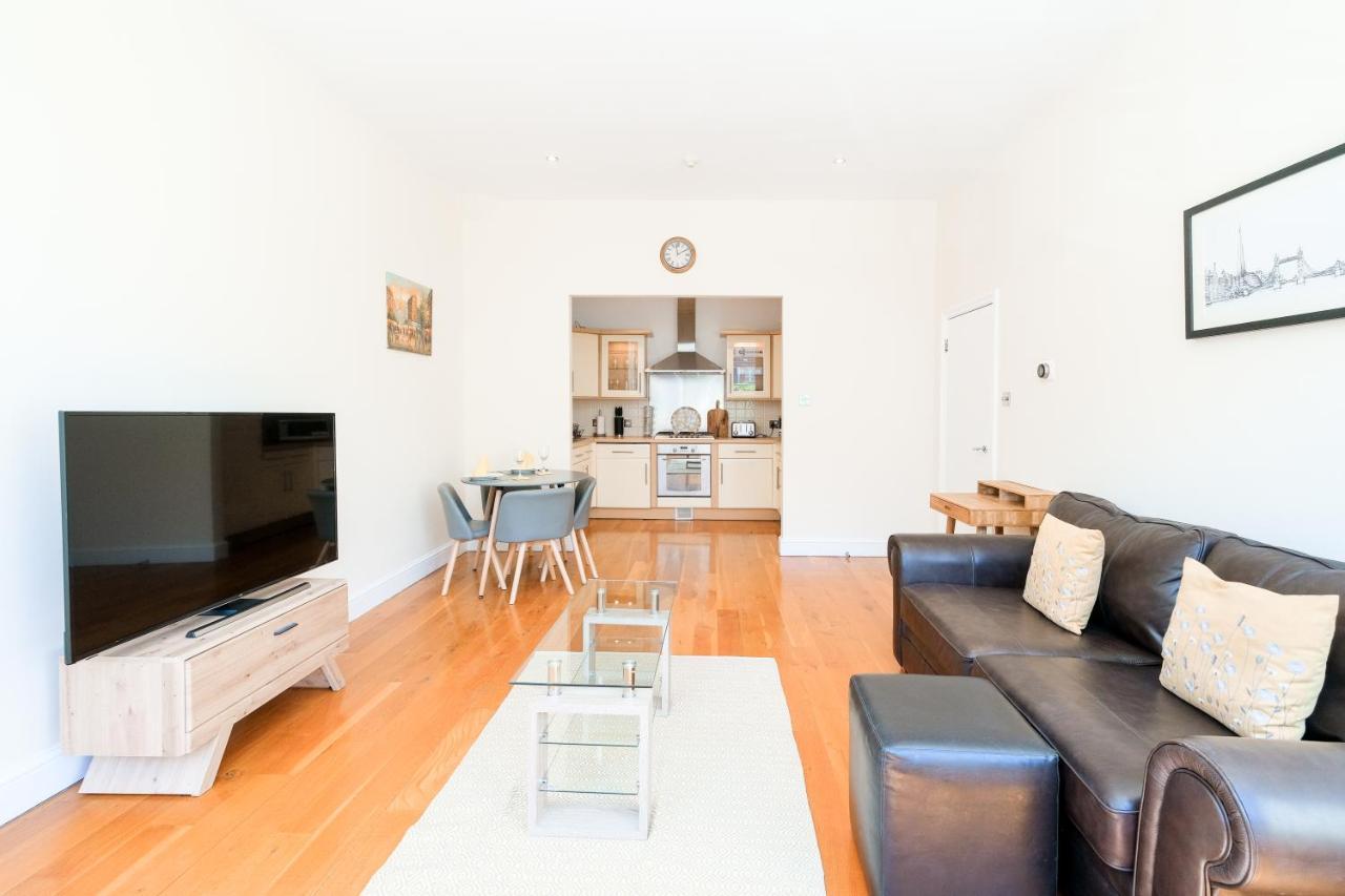 Lovely 2 Bed Flat In Canal Side Gated Development Londra
