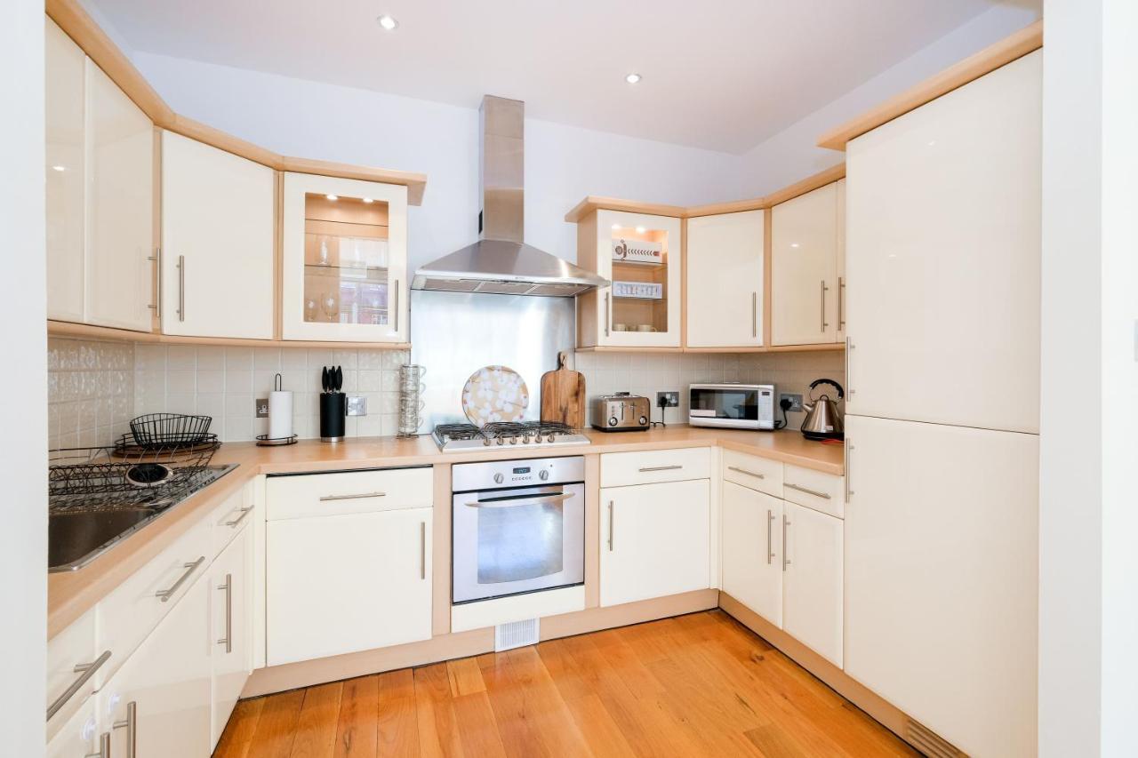 Lovely 2 Bed Flat In Canal Side Gated Development Londra