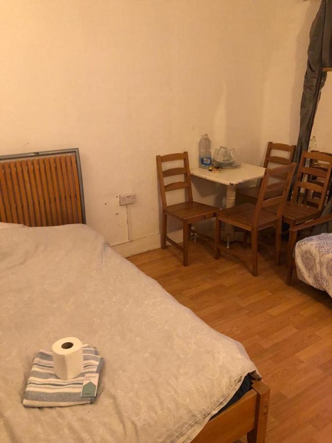Private In 3 Bedroom Flat!! Londen