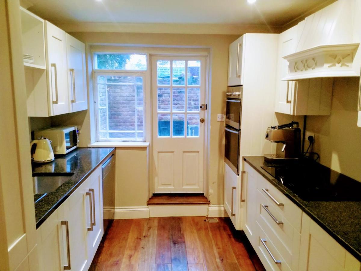 Apartment Elegant & Spacious Parkside 2-bedroom 2-bathroom Flat In Period Building On Blackheath Common - Private Entrance, Great Greenwich Location, Easy For O2 Arena And City! *