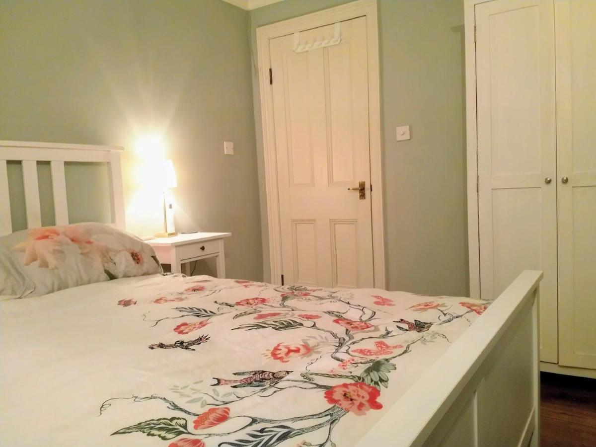 Elegant & Spacious Parkside 2-bedroom 2-bathroom Flat In Period Building On Blackheath Common - Private Entrance, Great Greenwich Location, Easy For O2 Arena And City! London