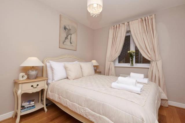 Lägenhet Three Bedroom By Beautiful Park London
