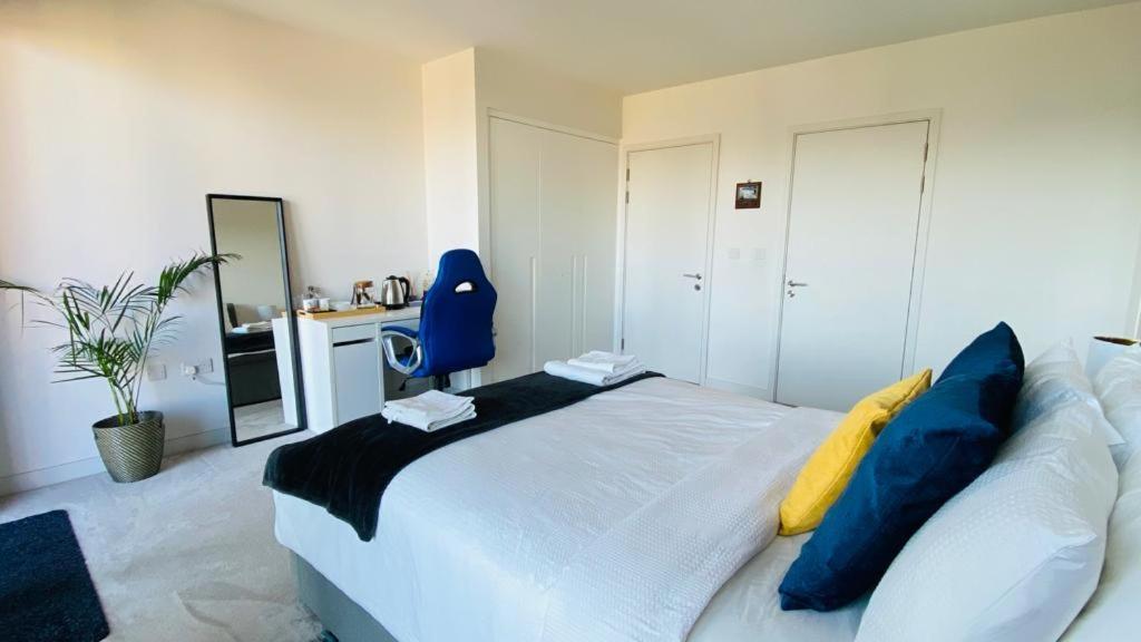 Spacious Modern Ensuite Bedroom Airport Londra