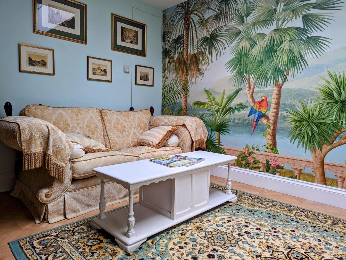 Spacious Refurbished Flat With A Garden Near Tube, Train, Thames And The Center London