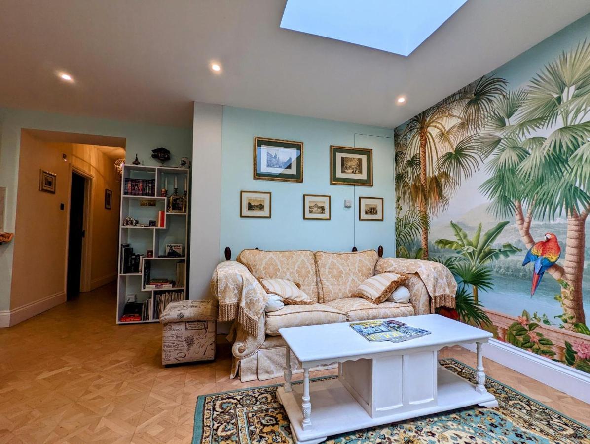 Spacious Refurbished Flat With A Garden Near Tube, Train, Thames And The Center * London