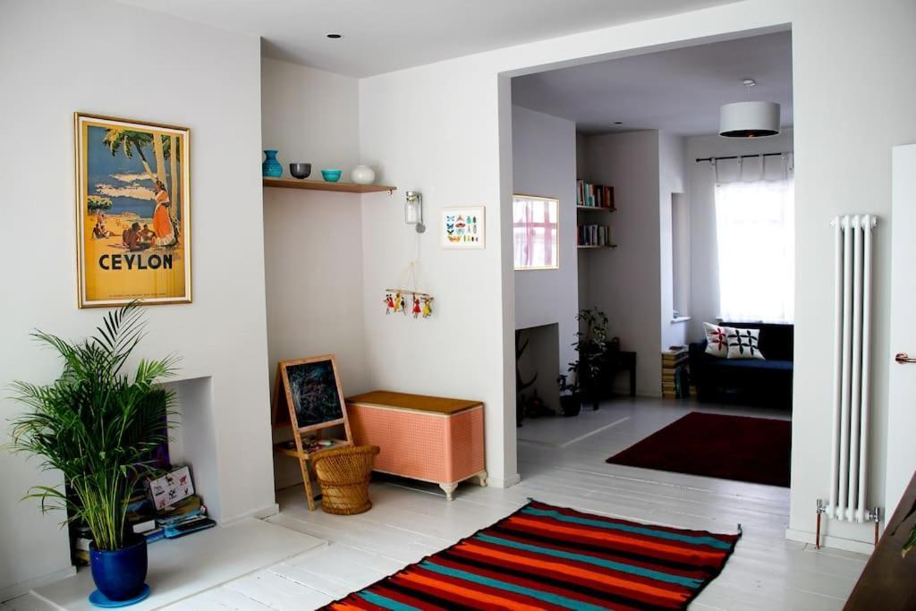 Feriehus Large, Modern, Light, Open Plan Designer House London