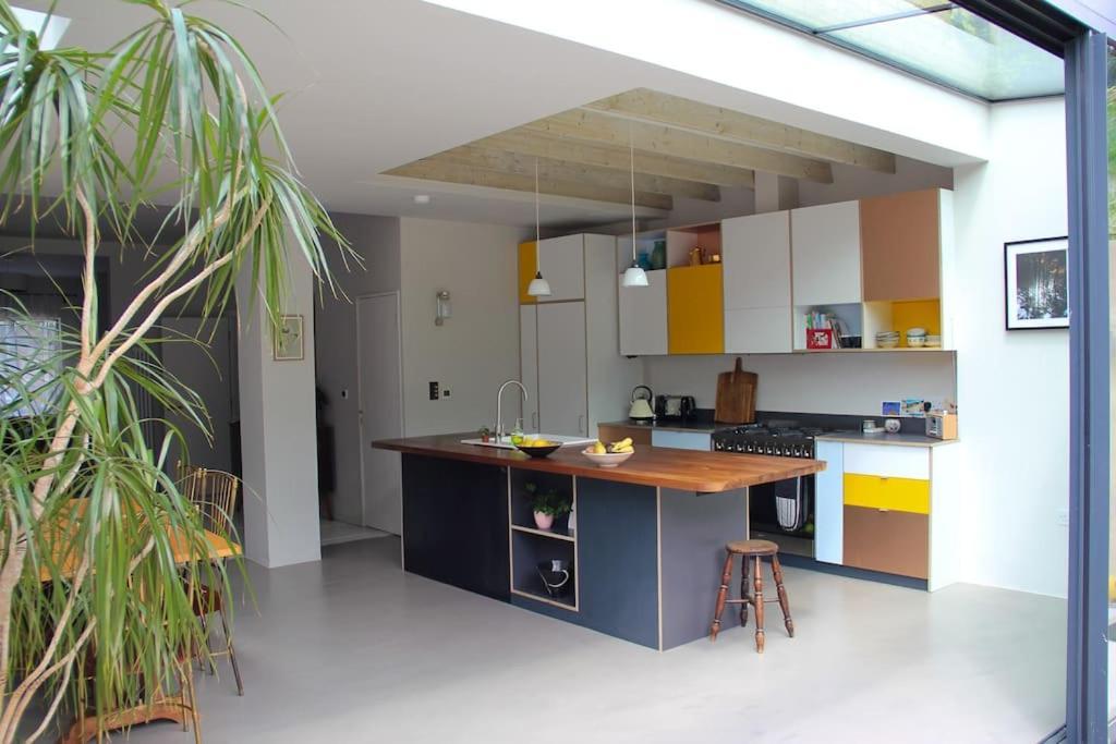 Large, Modern, Light, Open Plan Designer House Feriehus
