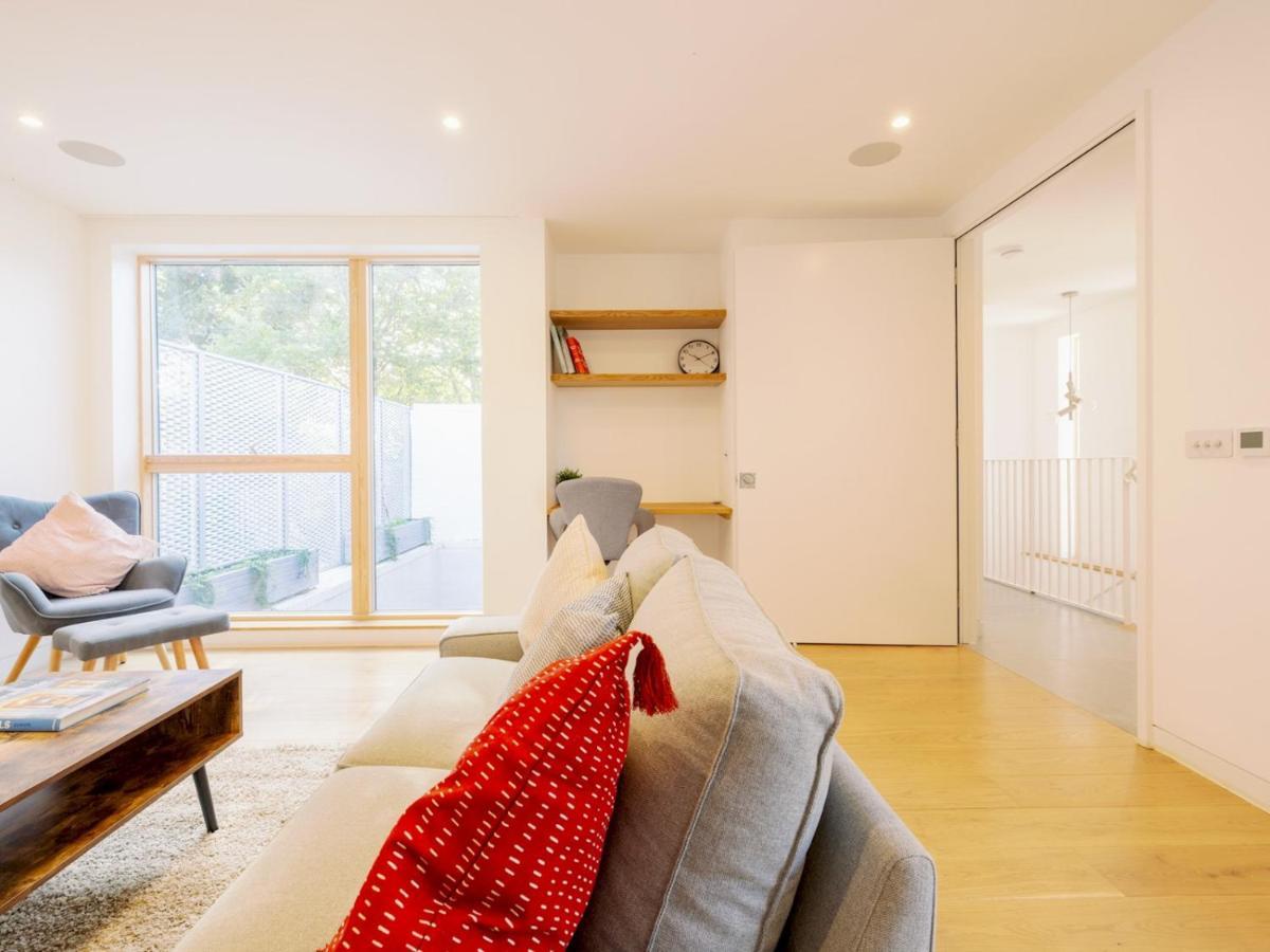 Pass The Keys - Spacious Modern Flat With Garden, In South West * London