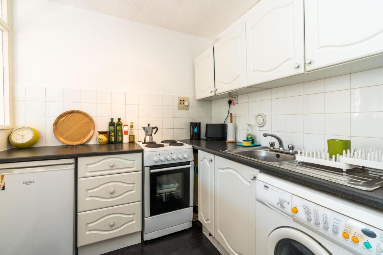 Bright Cosy Close To Apartment London