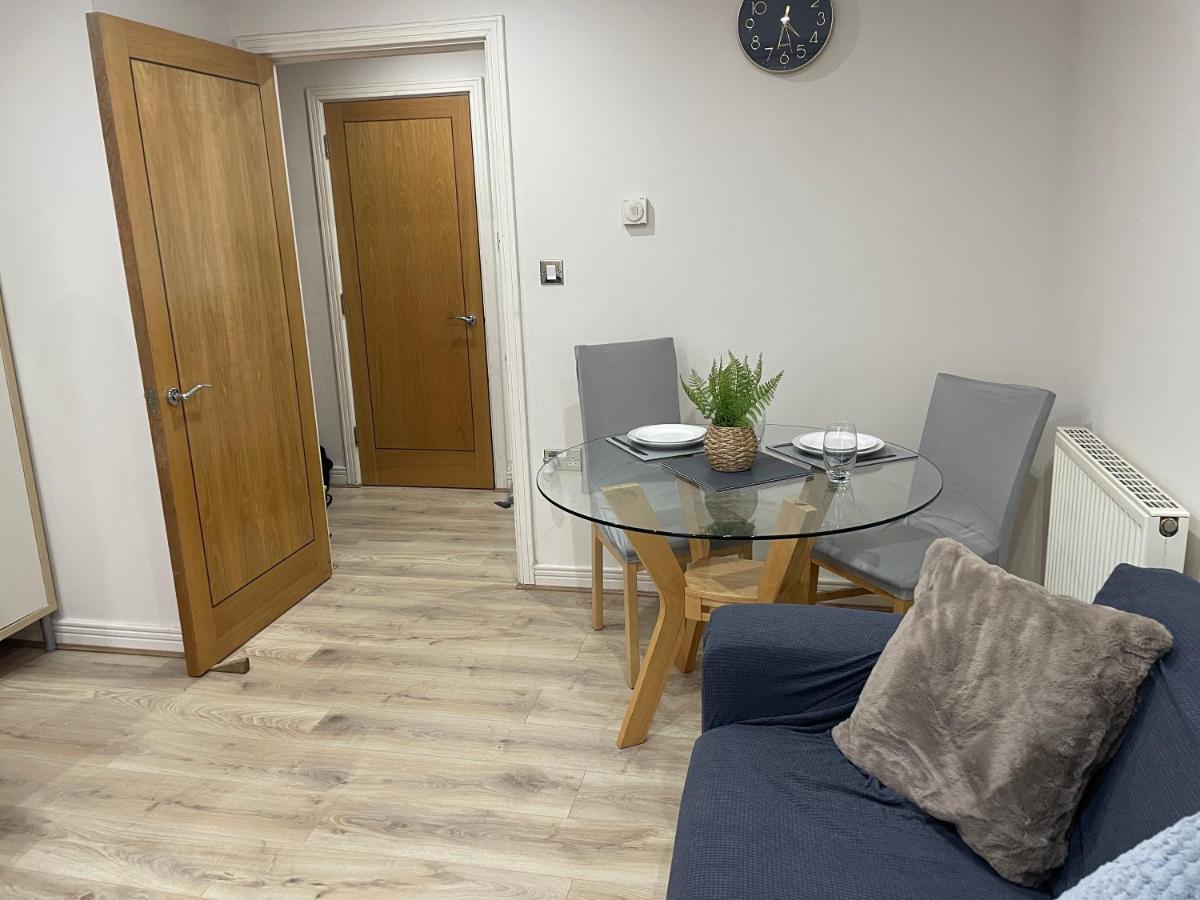 Canary Wharf O2 Excel Flat With Parking & Balcony *
