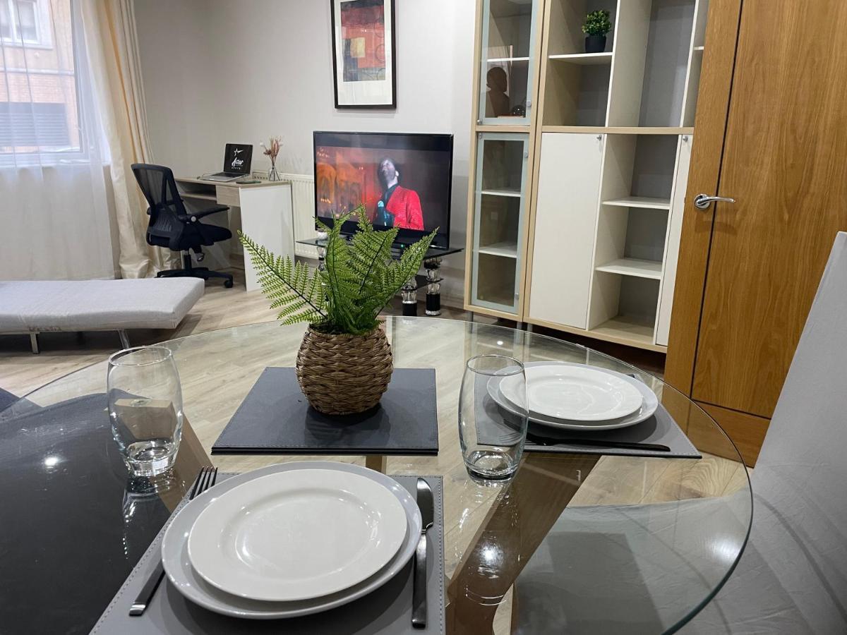 Canary Wharf O2 Excel Flat With Parking & Balcony *