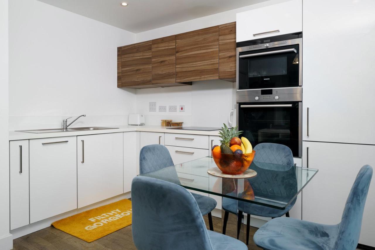 Leilighet Stylish Fully-equipped One Bedroom With Extra Sofa Bed, Free Secure Parking, Onsite Gym, 24hr Security & Concierge *
