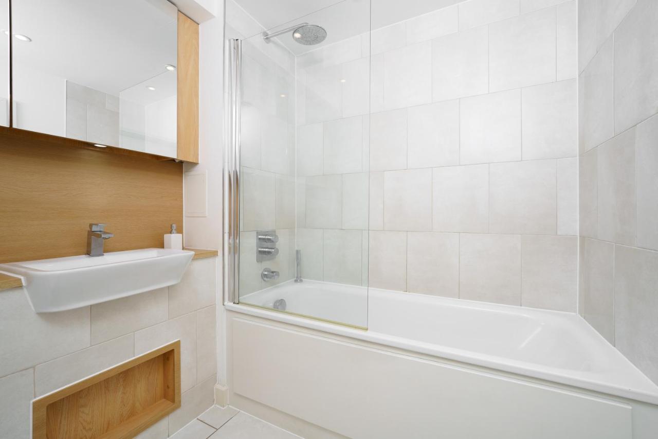 Stylish Fully-equipped One Bedroom With Extra Sofa Bed, Free Secure Parking, Onsite Gym, 24hr Security & Concierge Leilighet