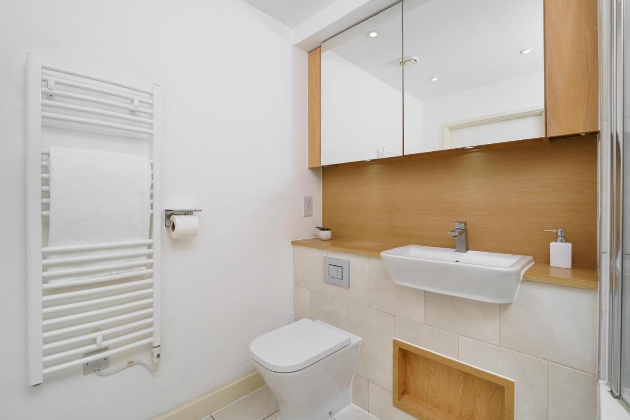 Leilighet Stylish Fully-equipped One Bedroom With Extra Sofa Bed, Free Secure Parking, Onsite Gym, 24hr Security & Concierge London