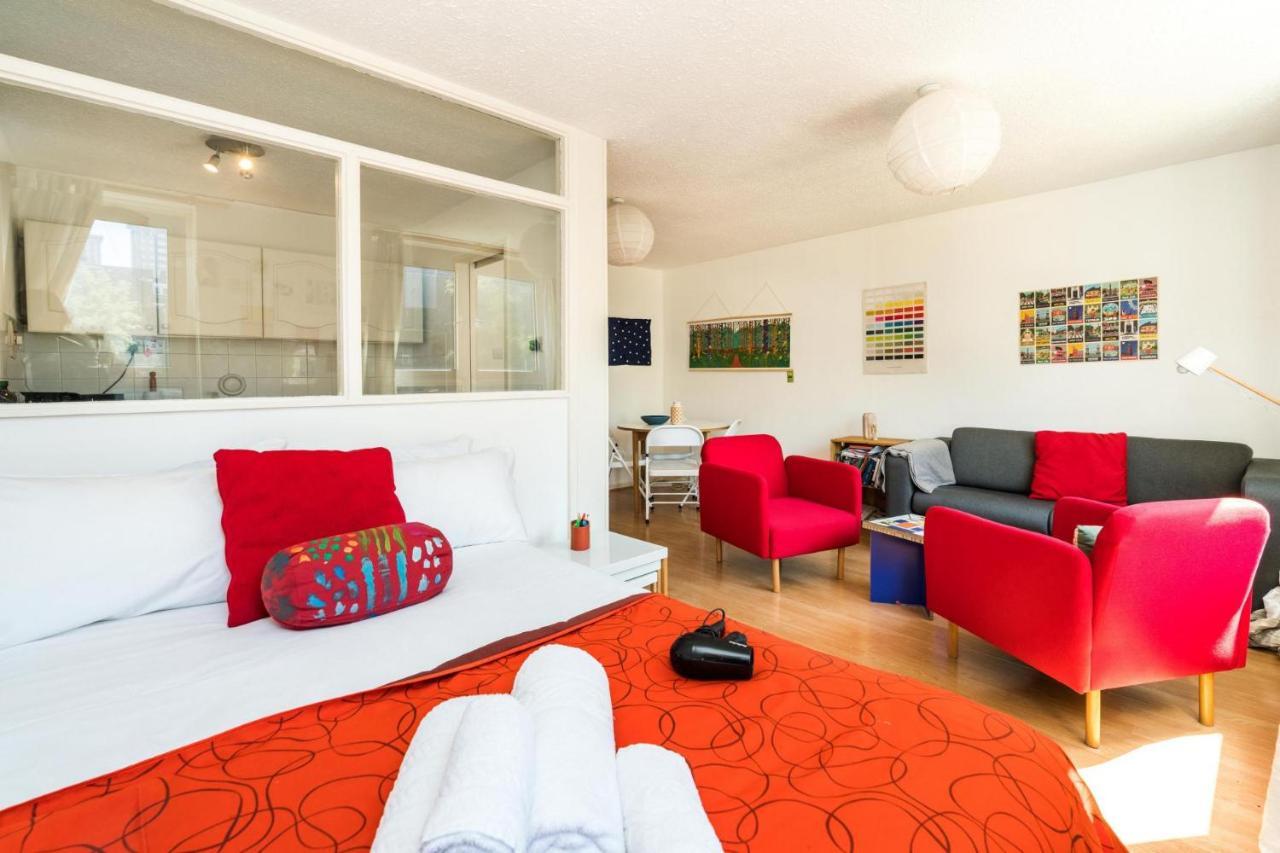 Bright Cosy Close To Apartment London