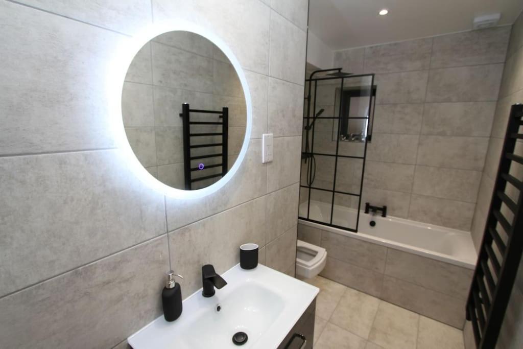 Lovely One Bed Apartment-near Transport-village-freeparking Lägenhet London