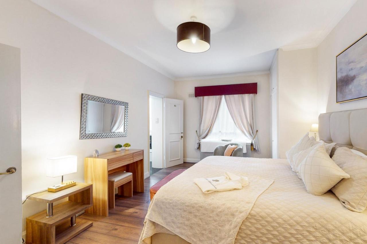 Park Lane Apartments/shaw House * London