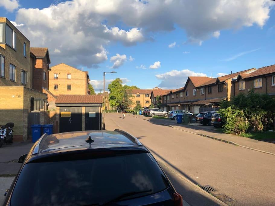 Semesterbostad Cheerful 4 Bedroom House With Garden Free Parking *