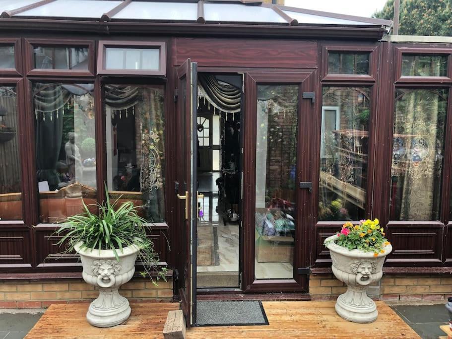 Semesterbostad Cheerful 4 Bedroom House With Garden Free Parking